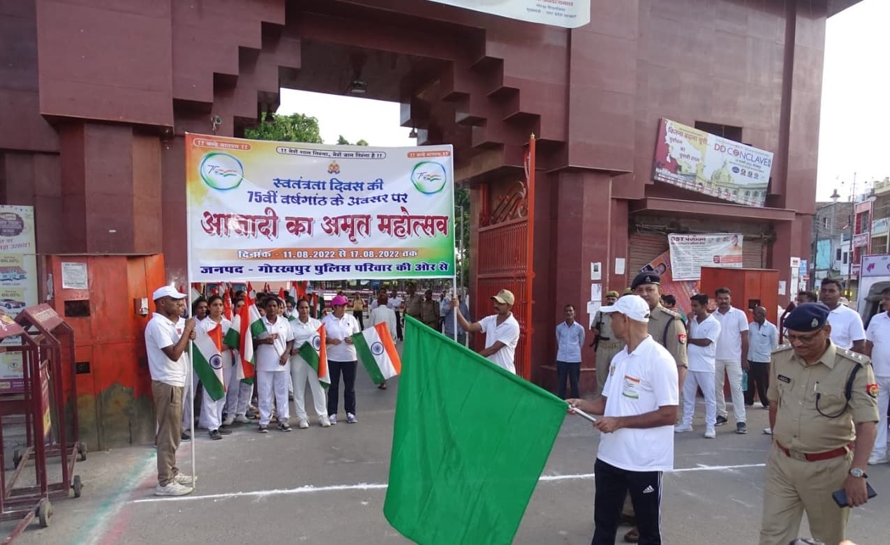 गोरखनाथ मंदिर से शुरू हुई महिला पुलिस बल और बच्चों की मैराथन, हाथ में तिरंगा और मन में देश प्रेम का जज्बा
