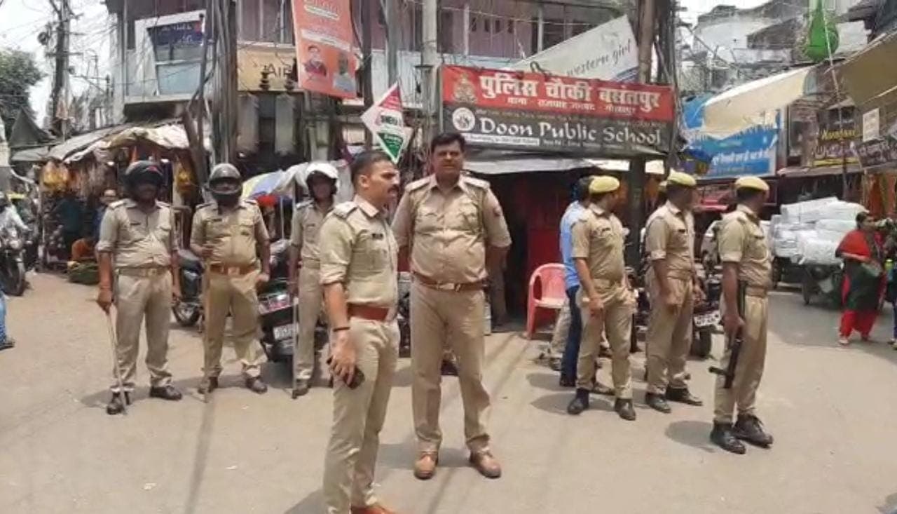 Gorakhpur News: गोरखपुर में शांतिपूर्ण ढंग से पढ़ी गई जुमे की नमाज, पुलिस-प्रशासन की सतर्कता का दिखा असर