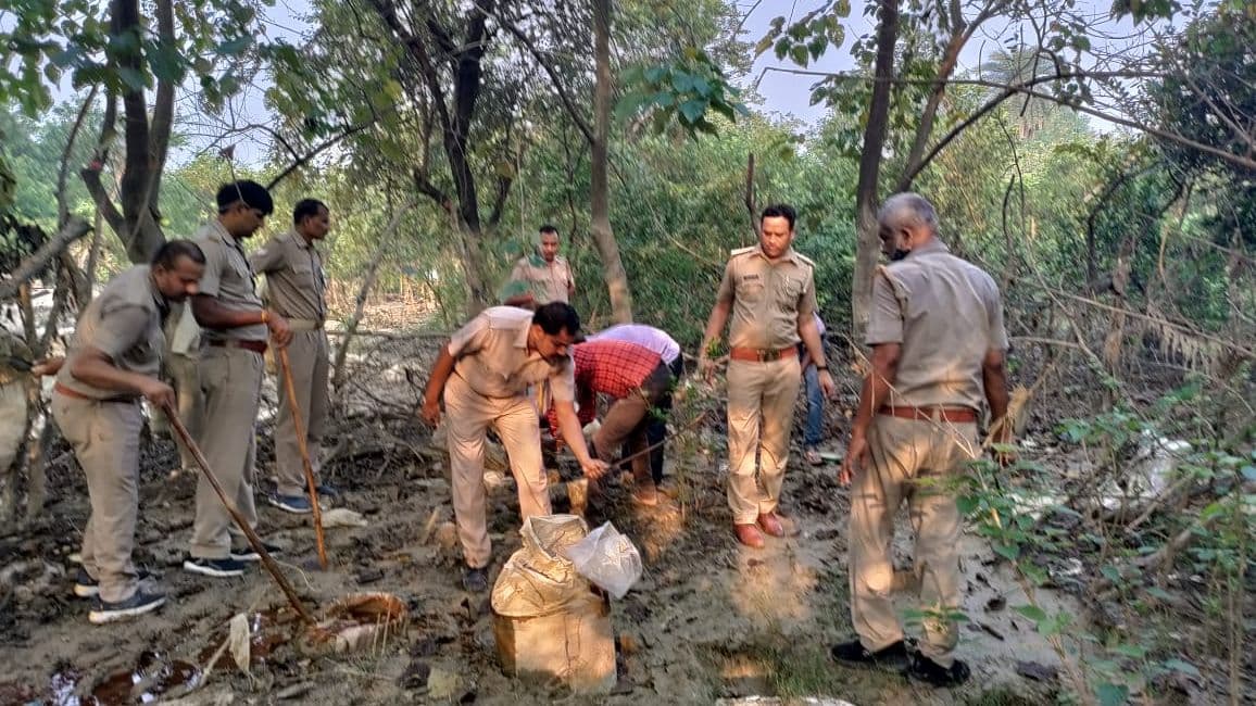 Gorakhpur News: आबकारी विभाग की टीम ने की छापेमारी, 25000 किलोग्राम लहन और 140 लीटर शराब बरामद