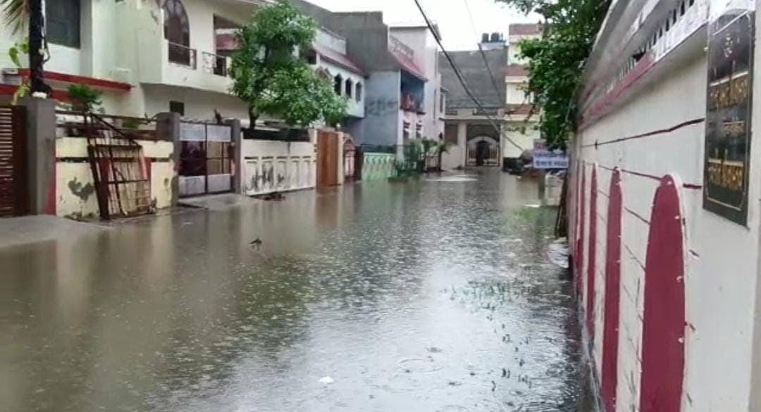 Gorakhpur News: गोरखपुर में बारिश ने खोली नगर निगम और जीडीए की पोल, मोहल्लों और दुकानों में भरा पानी