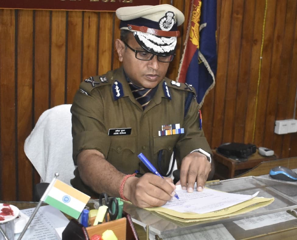 गोरखपुर में नशे के सौदागर गुप्ता ब्रदर्स अब भी पुलिस के चंगुल से बाहर, ADG ने की कार्रवाई की समीक्षा