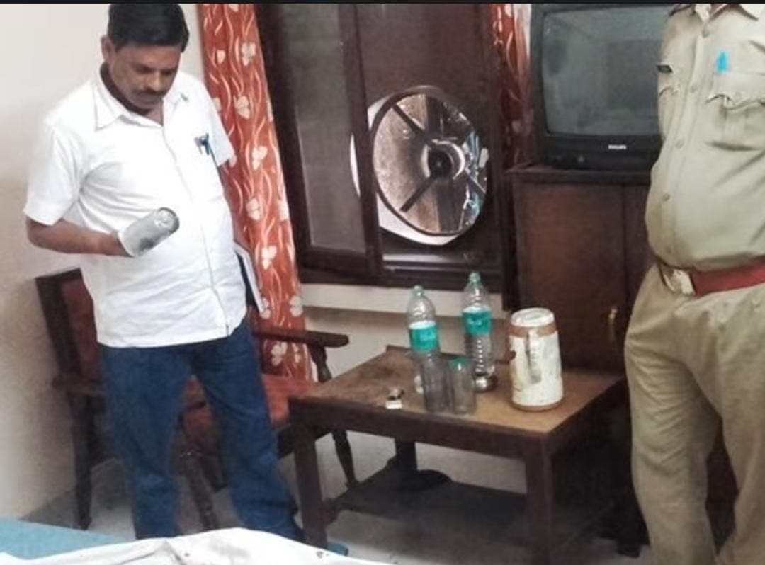 कर्ज से परेशान होकर प्रयागराज के युवक ने गोरखपुर के एक होटल में लगाई फांसी, ल‍िखा सुसाइड नोट