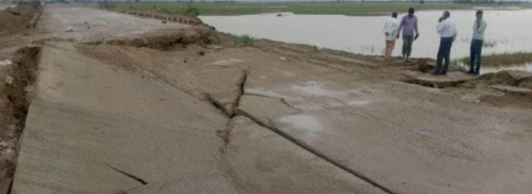 गोरखपुर-वाराणसी राष्ट्रीय राजमार्ग की बार‍िश ने खोली पोल, 40 मीटर तक धंस गया जल्‍द बना फोरलेन