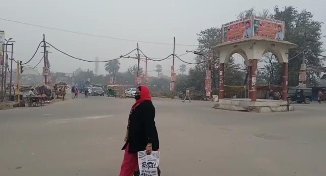 Gorakhpur News: गोरखपुर में सर्द हवाओं ने बढ़ाई ठिठुरन, कोहरे से थमी बसों की रफ्तार, परेशान दिखे यात्री