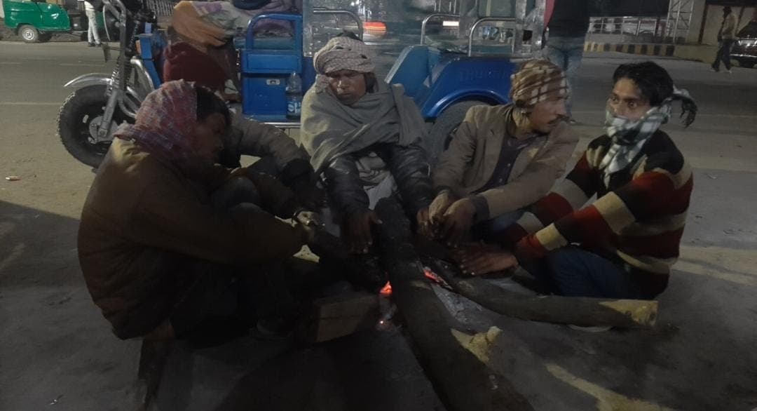 Gorakhpur Weather Update: गोरखपुर में ठंड का कहर जारी, टूटा 10 साल का रिकॉर्ड, जानें कब तक मिलेगी राहत Gorakhpur Weather Update: गोरखपुर में ठंड का कहर जारी, टूटा 10 साल का रिकॉर्ड, जानें कब तक मिलेगी राहत