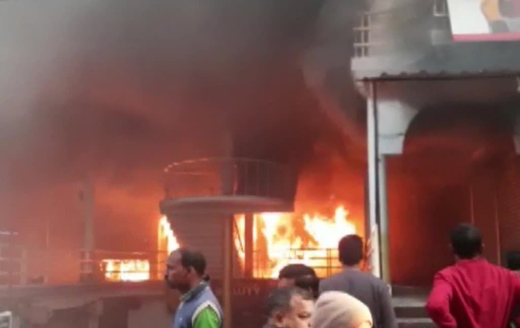 गोरखपुर शॉपिंग मॉल में लगी आग, तीन दर्जन दुकानें जलकर राख, दमकल कर्मियों ने छह घंटे की मशक्कत के बाद पाया काबू