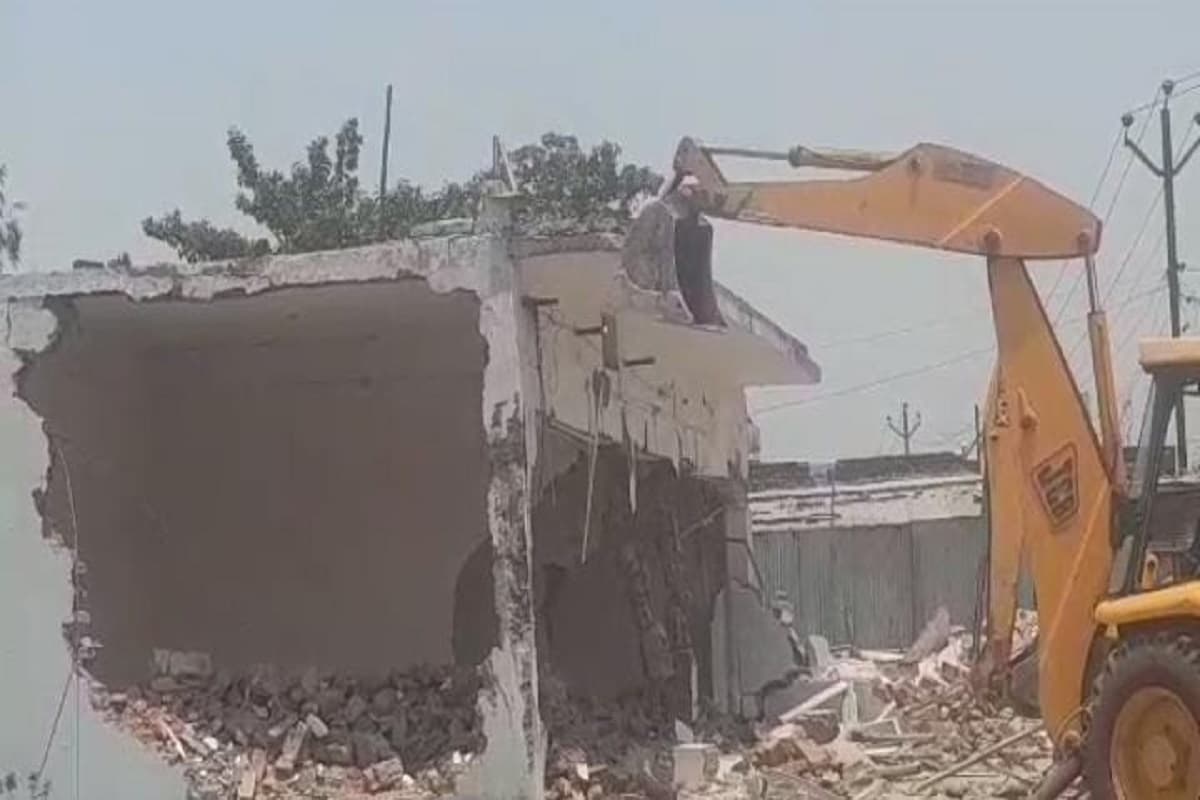 गोरखपुर के माफिया अजीत शाही के अवैध कब्जों पर गरजा बाबा का बुलडोजर, नगर निगम की जमीन बना रखा था मैरिज हाउस