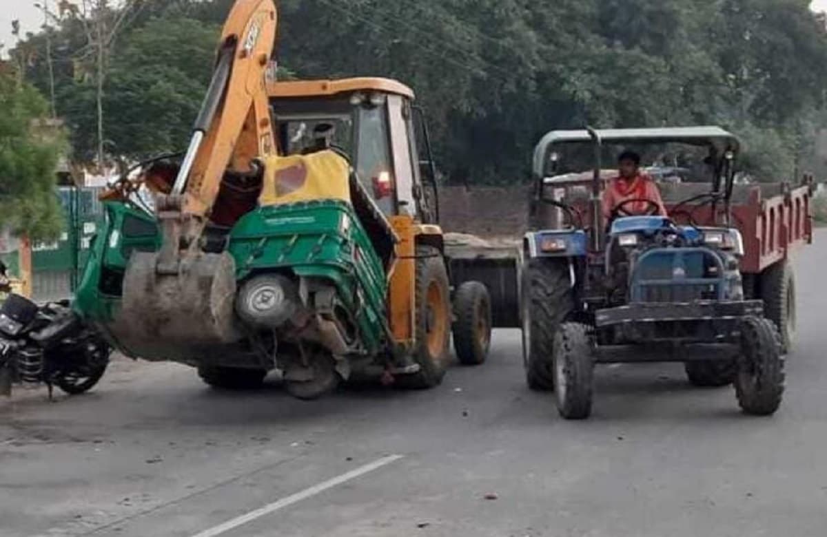 गोरखपुर: बेकाबू ट्रैक्टर-ट्रॉली ने ऑटो में मारी टक्कर, 2 की मौत, 6 की हालत गंभीर