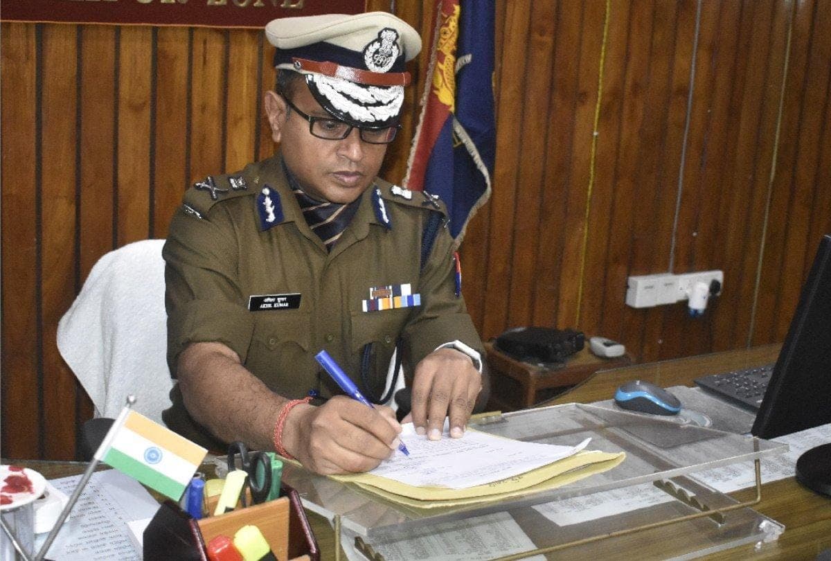 Agra: विधायक के करीबी को पुलिस के साथ दबंगई दिखाना पड़ा महंगा, SSP ने लिया कड़ा एक्शन