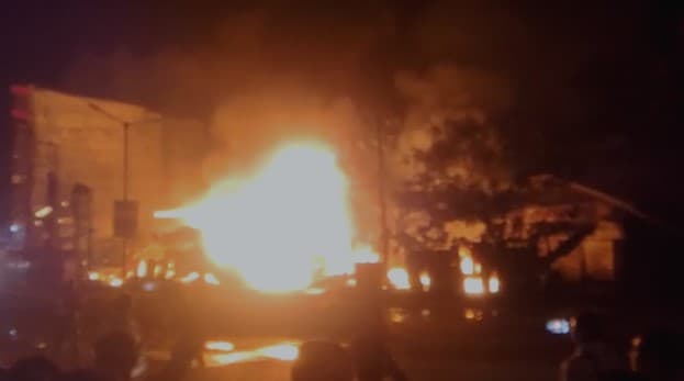 गोरखपुरः कुर्सी बाजार में लगी भीषण आग, 10 से अधिक दुकानें जलकर राख, दमकल ने कड़ी मशक्कत के बाद पाया काबू