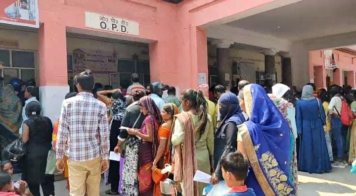 गोरखपुर: मौसम में उतार-चढ़ाव से बढ़े उल्टी-दस्त के मरीज, डॉक्टर ने लोगों को बताए बचने के उपाय