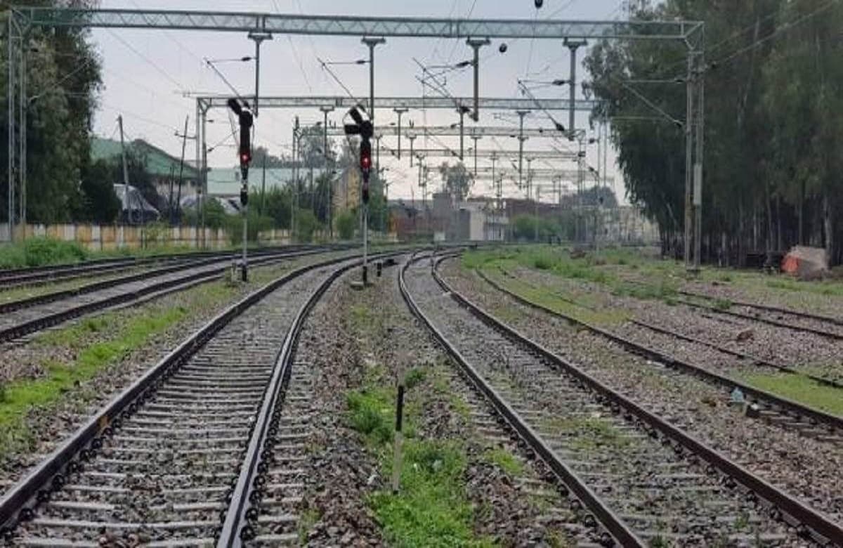 गोरखपुर यूनिवर्सिटी में एबीवीपी कार्यकर्ताओं ने कुलपति से की बदसलूकी, पुलिस से भी हुई झड़प, जमकर की तोड़फोड़