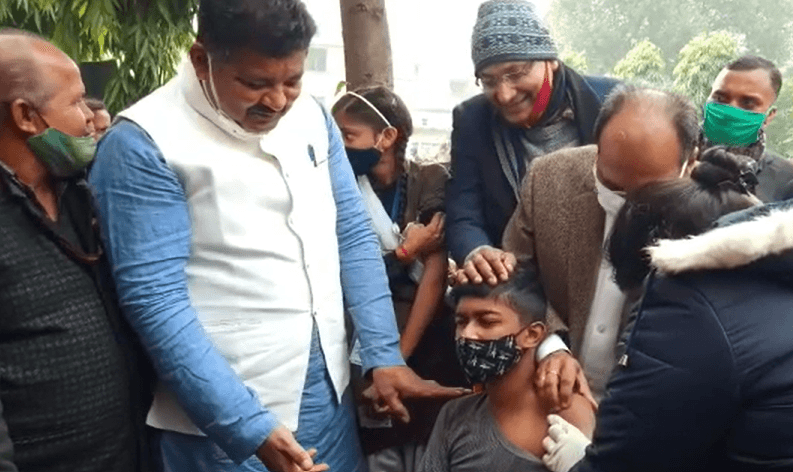 गोरखपुर में 15 से 18 साल के बच्चों का वैक्सीनेशन शुरू, विधायक बोले- सभी लगवाएं टीका, सुरक्षित रहेंगे