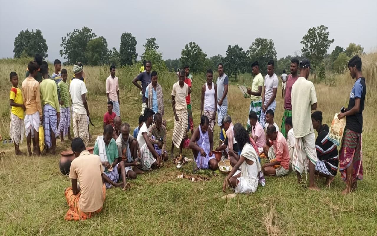 Jharkhand: झारखंड के काशीडीह में श्रद्धा के साथ गोट बोंगा की पूजा संपन्न, ग्राम सभा ने लिया ये संकल्प