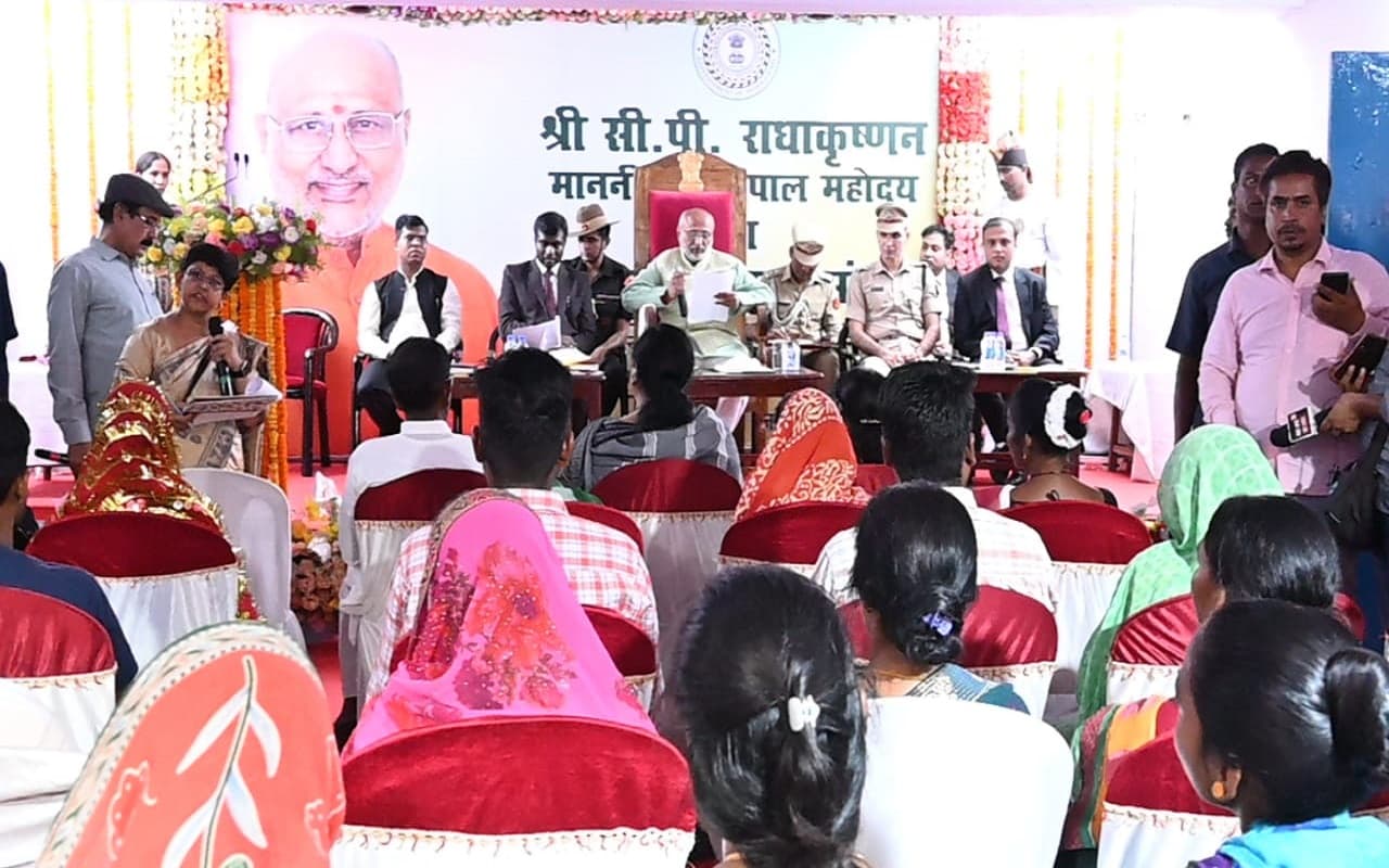 झारखंड के राज्यपाल सीपी राधाकृष्णन पहुंचे देवघर, बोले-हर जिले में MSME से बढ़ेंगे रोजगार के अवसर