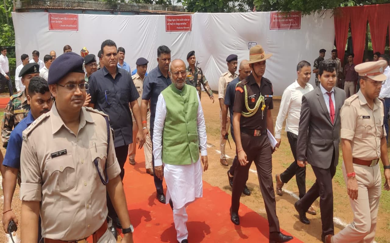 पूर्वी सिंहभूम के बहरागोड़ा पहुंचे राज्यपाल सीपी राधाकृष्णन, बोले- सफलता के लिए समय के महत्व को जानें बच्चे पूर्वी सिंहभूम के बहरागोड़ा पहुंचे राज्यपाल सीपी राधाकृष्णन, बोले- सफलता के लिए समय के महत्व को जानें बच्चे