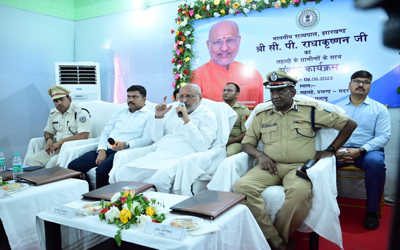 पलामू पहुंचे राज्यपाल का जनता के साथ संवाद, बोले- जमीन मुआवजा मामले में नेता भावनाओं के साथ न करे खिलवाड‍़