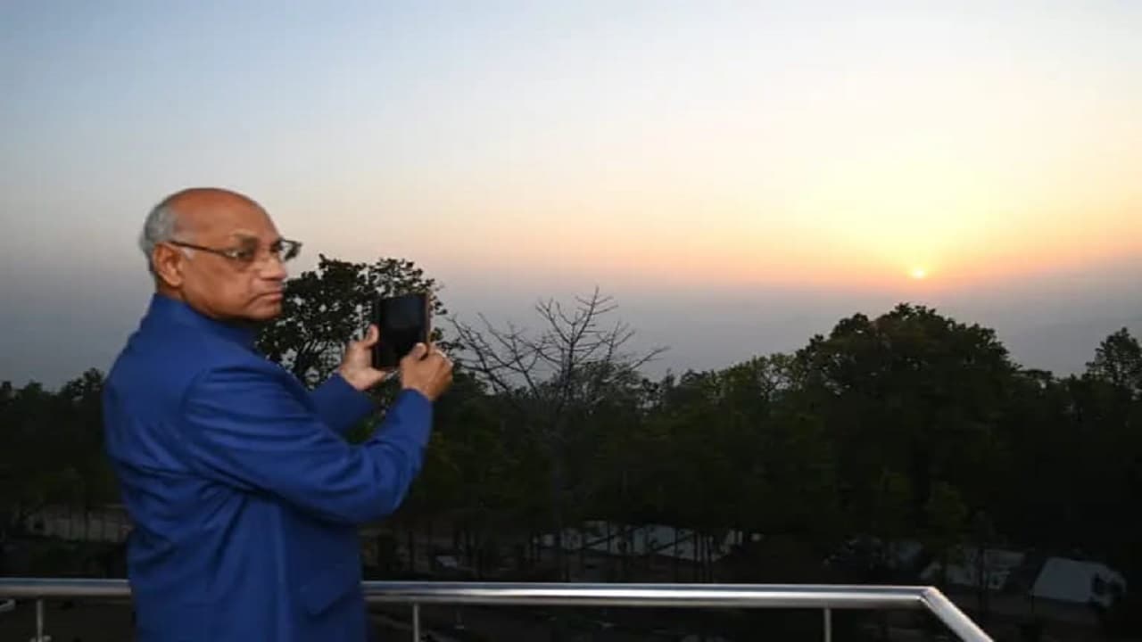 ...जब झारखंड के राज्यपाल रमेश बैस ने नेतरहाट में सूर्योदय के अनुपम नजारे को कैमरे में किया कैद