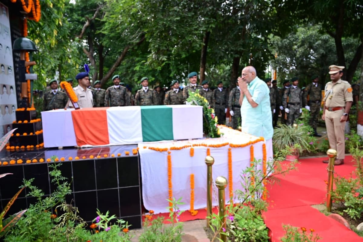 PHOTOS: राज्यपाल सीपी राधाकृष्णन व सीएम हेमंत सोरेन ने IED ब्लास्ट में शहीद जवान राजेश कुमार को दी श्रद्धांजलि