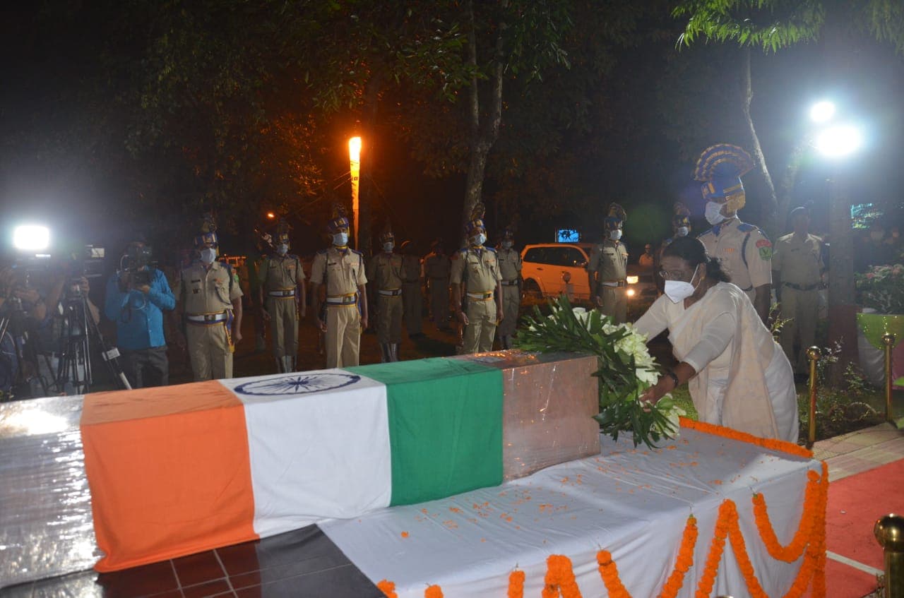 श्रीनगर में आतंकी हमले में शहीद साहिबगंज के लाल कुलदीप उरांव को राज्यपाल व सीएम ने दी श्रद्धांजलि