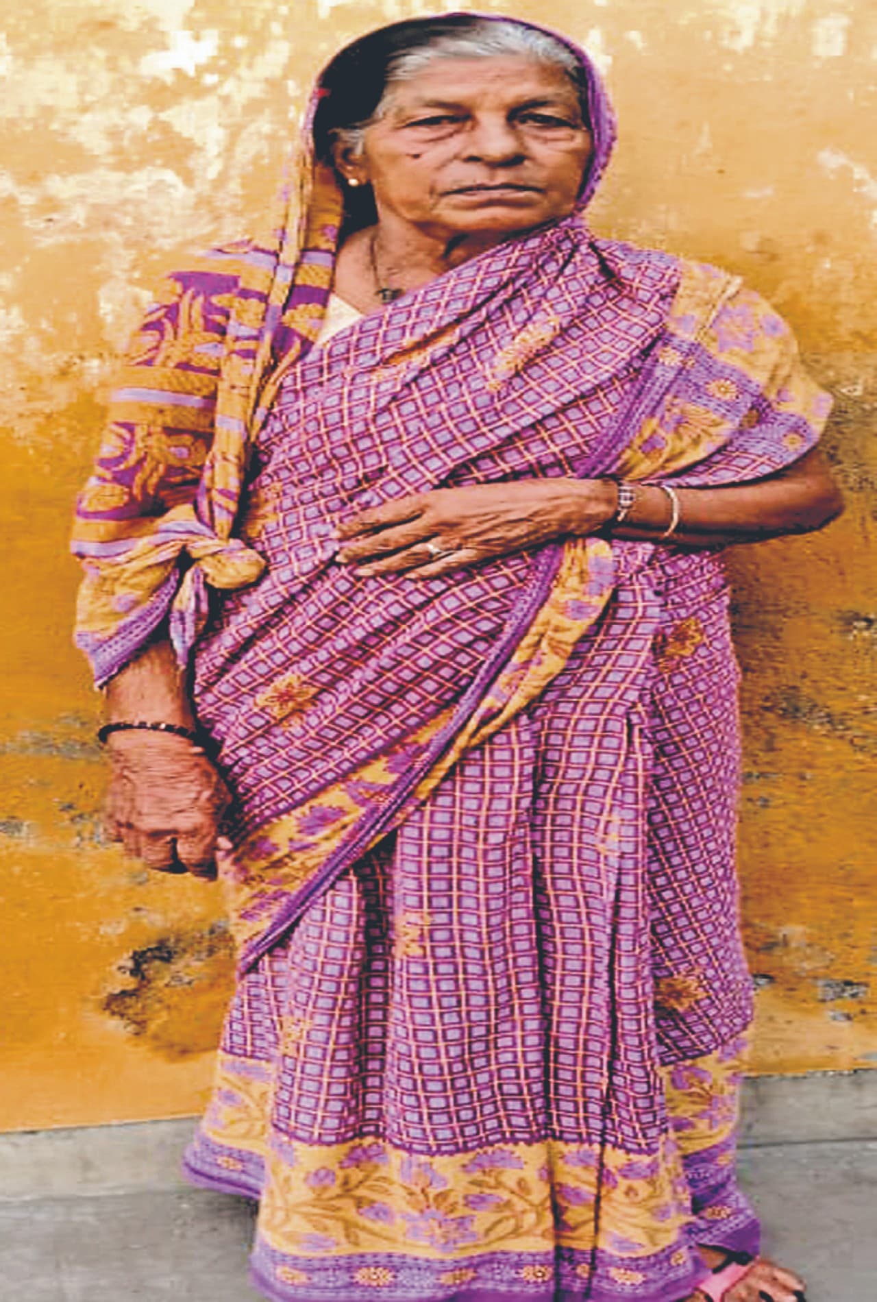 धनबाद के गोविंदपुर में विधवा को मृत बता कर बेच दी जमीन, कागजात लिए दर-दर भटक रही महिला