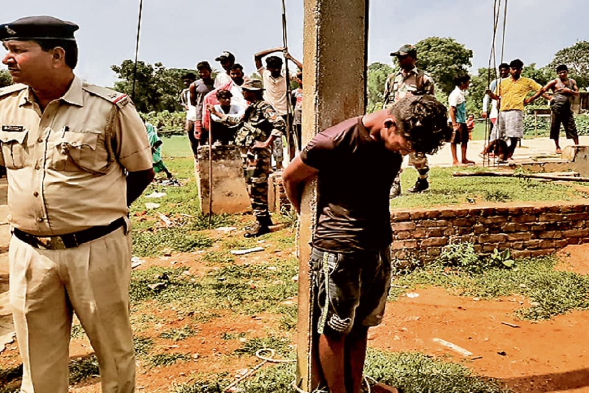 धनबाद में दो युवकों ने धार्मिक स्थल में की तोड़फोड़, ग्रामीणों ने आरोपी को खंभे में बांध कर पीटा