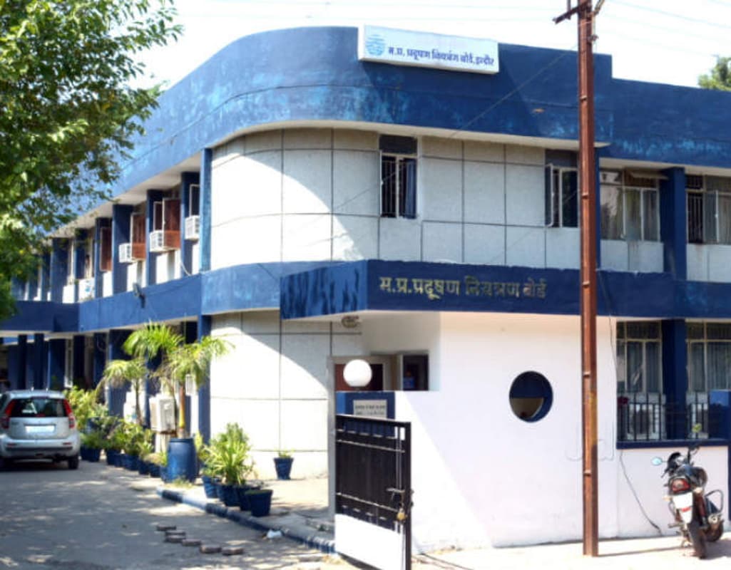 कोविड-19 : पटरी पर लौट रहा इंदौर, 100 प्रतिशत कर्मचारियों के साथ खुलेंगे सरकारी दफ्तर