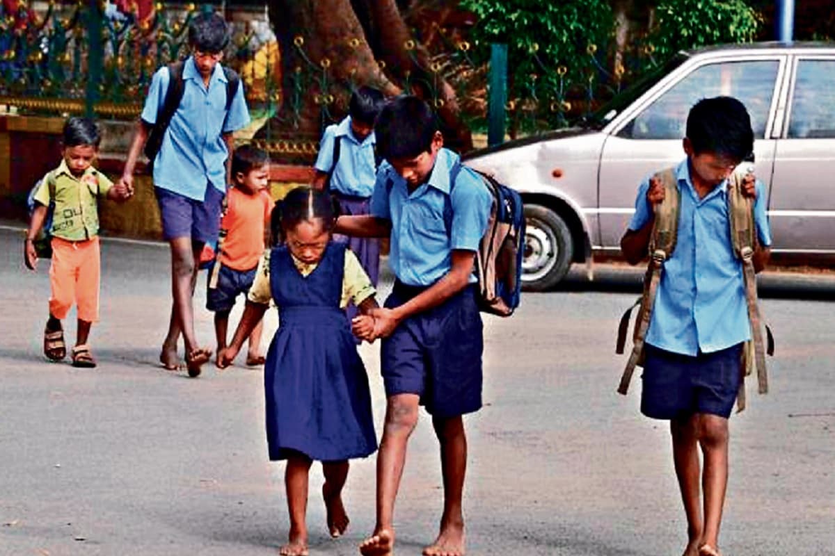 Jharkhand: सरकारी विद्यालय के 13 लाख स्टूडेंट बिना स्वेटर-जूता के जा रहे स्कूल, खाते में नहीं गया पैसा