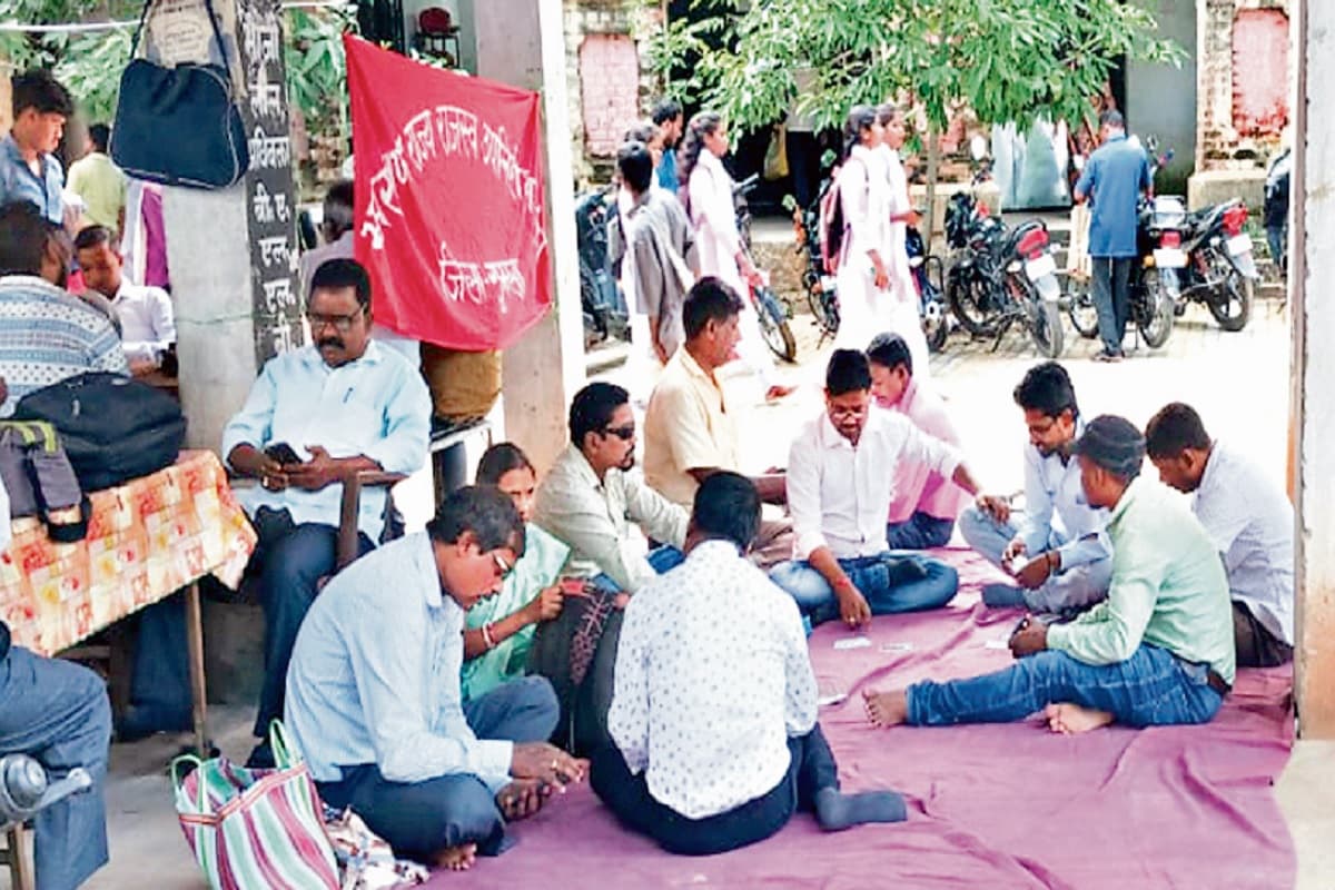 गुमला में नहीं बन रहा जाति, आय व आवासीय प्रमाण पत्र, वैकेंसी भरने में हो रही परेशानी