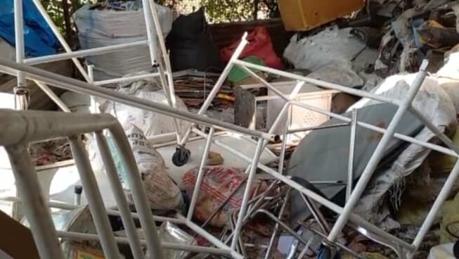 Jharkhand News : बेचने के लिए टेंपो में कबाड़ लोड करवा रहे थे हेडमास्टर, ग्रामीणों ने पकड़ा, पहुंची पुलिस