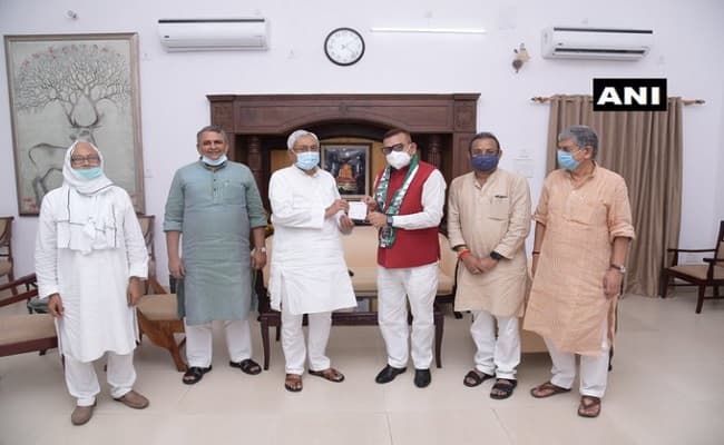 बिहार के पूर्व डीजीपी गुप्तेश्वर पांडेय ने थामा जदयू का दामन, बक्सर से चुनाव लड़ने की चर्चा तेज
