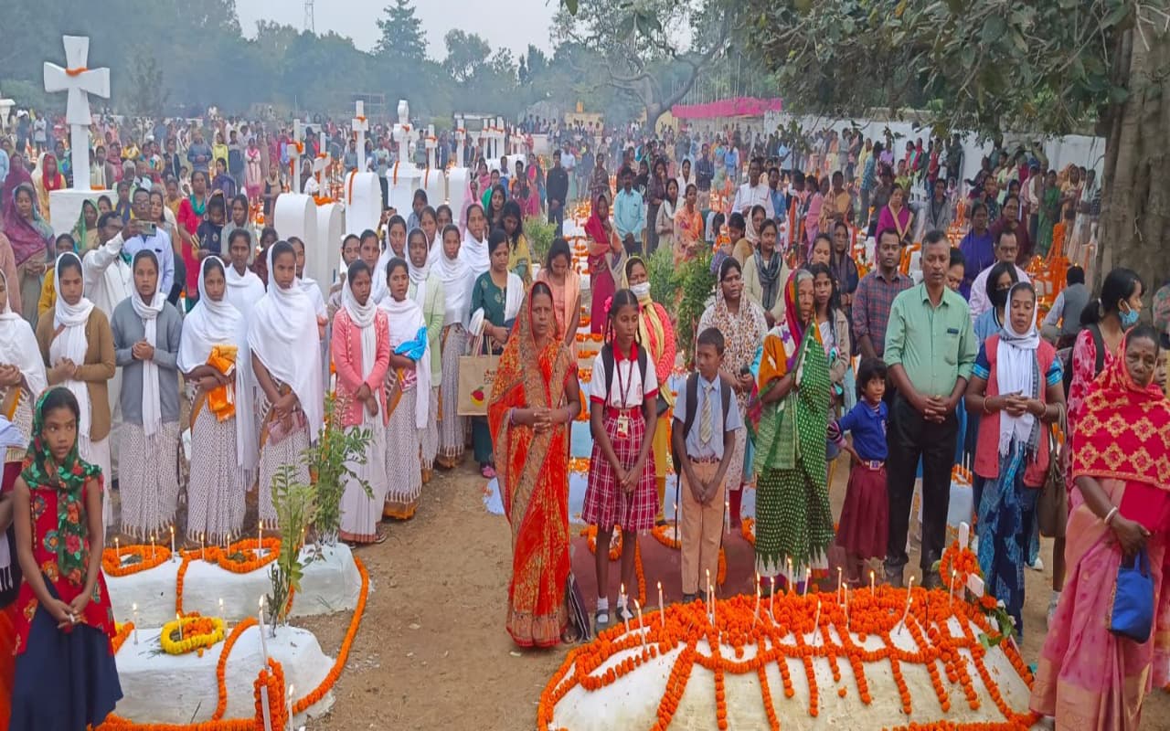 खूंटी में कब्र पर्व पर अपने मृत परिजनों को याद किये विश्वासी, बिशप बोले- परमेश्वर पर करें विश्वास