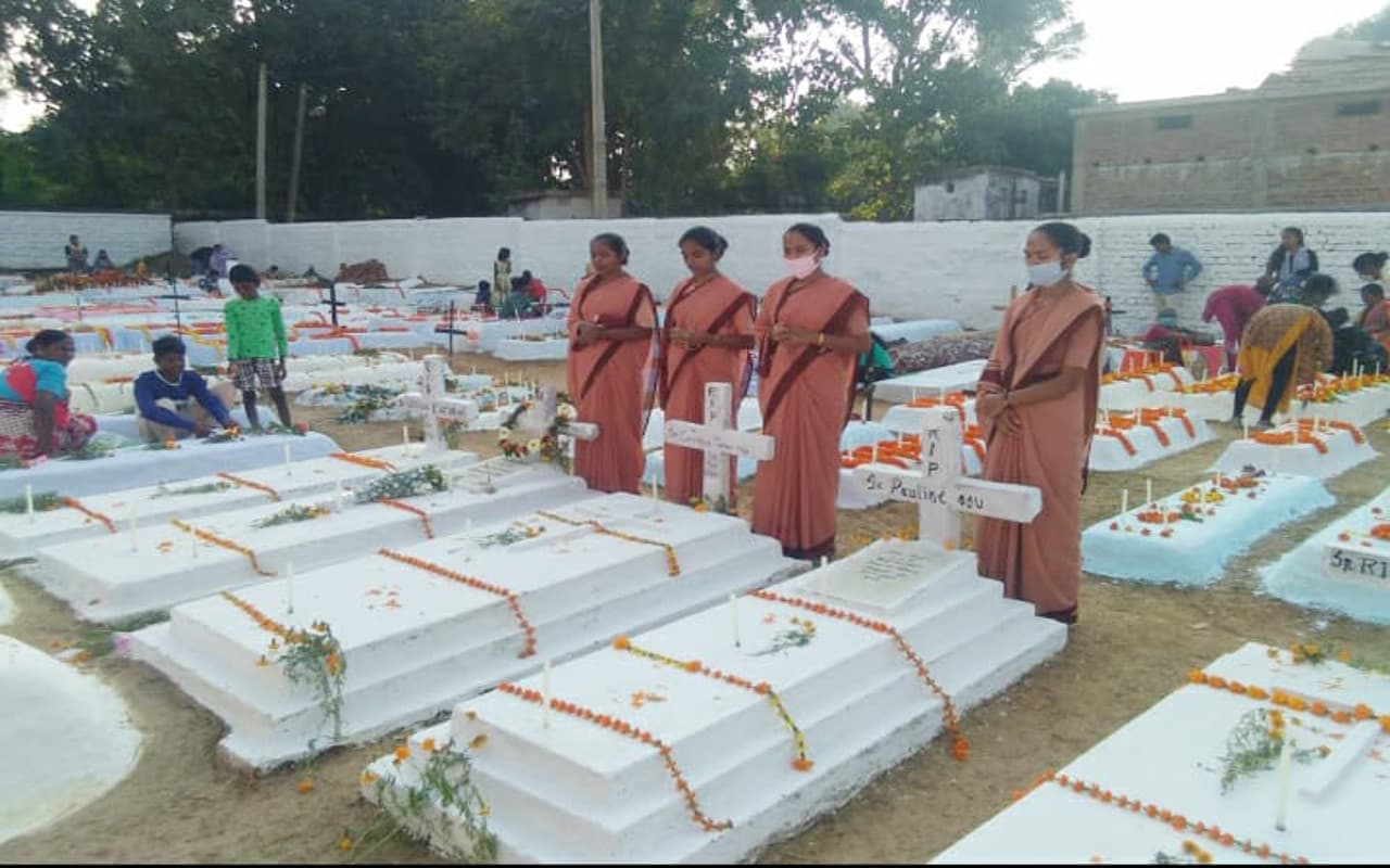 पुरखों को याद करने का दिन है कब्र पूजा, गुमला धर्मप्रांत के 39 पल्लियों में होगी विशेष प्रार्थना