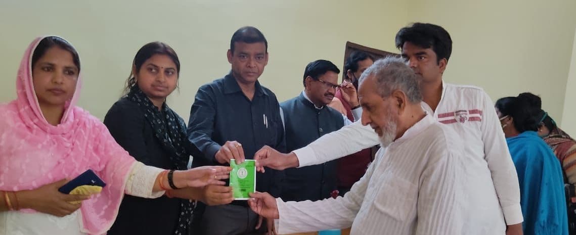 Green Ration Card News : रांची में लाभुकों के बीच ग्रीन राशन कार्ड का वितरण, सीओ ने राशन दुकानदारों को दिया ये निर्देश
