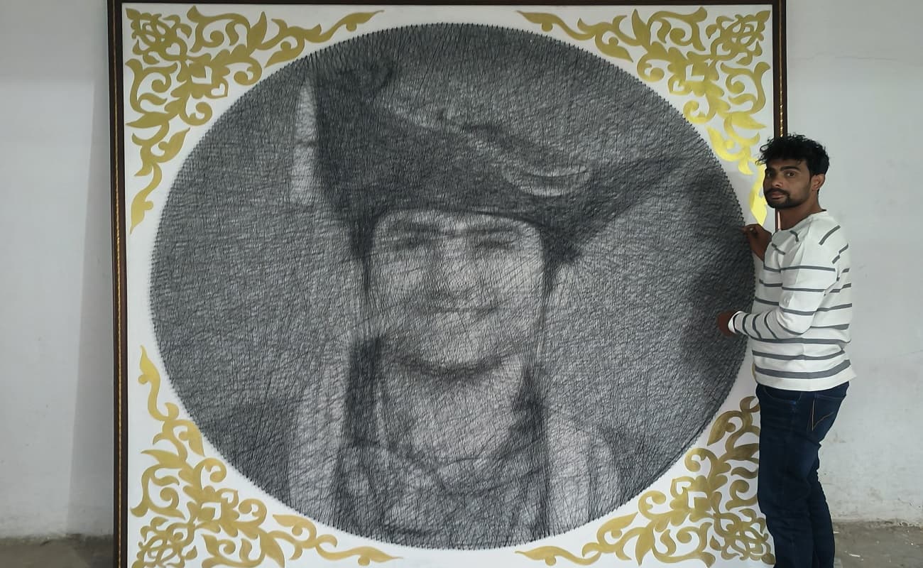 पटना के कलाकार ने धागे से तैयार की बागेश्वर धाम सरकार धीरेंद्र शास्त्री की तस्वीर, जानें कितने दिन का लगा वक्त