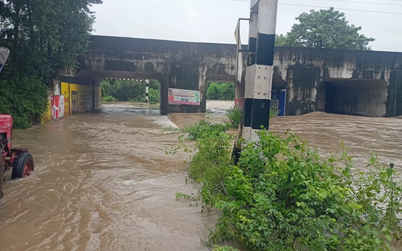 भारी बारिश से साहिबगंज के राजमहल-तीनपहाड़ मुख्य सड़क पर चार घंटे से परिचालन बाधित, तीन घरों के गिरे दीवार