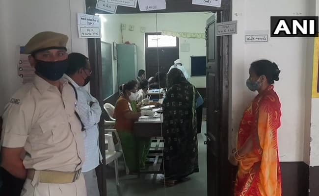 Gujarat Local Body Election 2021 : गुजरात निकाय चुनाव में हिंसा, दाहोद में तोड़ी गयी ईवीएम, पथराव के बाद विरमगाम में लाठीचार्ज