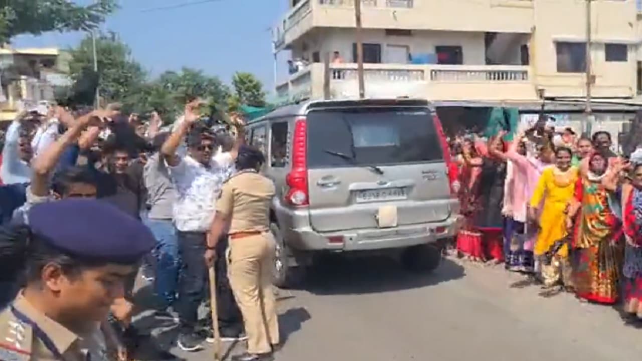Gujarat Election: नवसारी में अरविंद केजरीवाल और भगवंत मान को दिखाए गए काले झंडे, मोदी-मोदी के लगे नारे