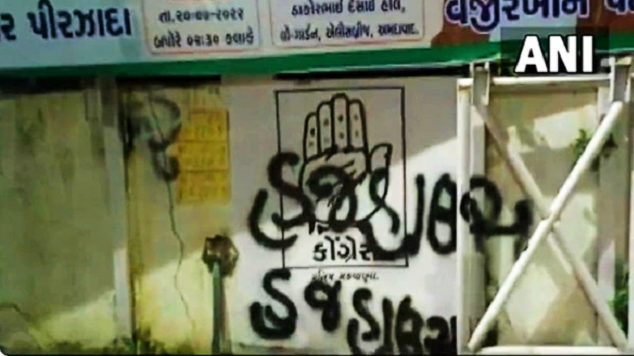 Gujarat News: बजरंग दल ने गुजरात कांग्रेस कार्यालय पर लिखा- यह आज से ‘हज हाउस’ है