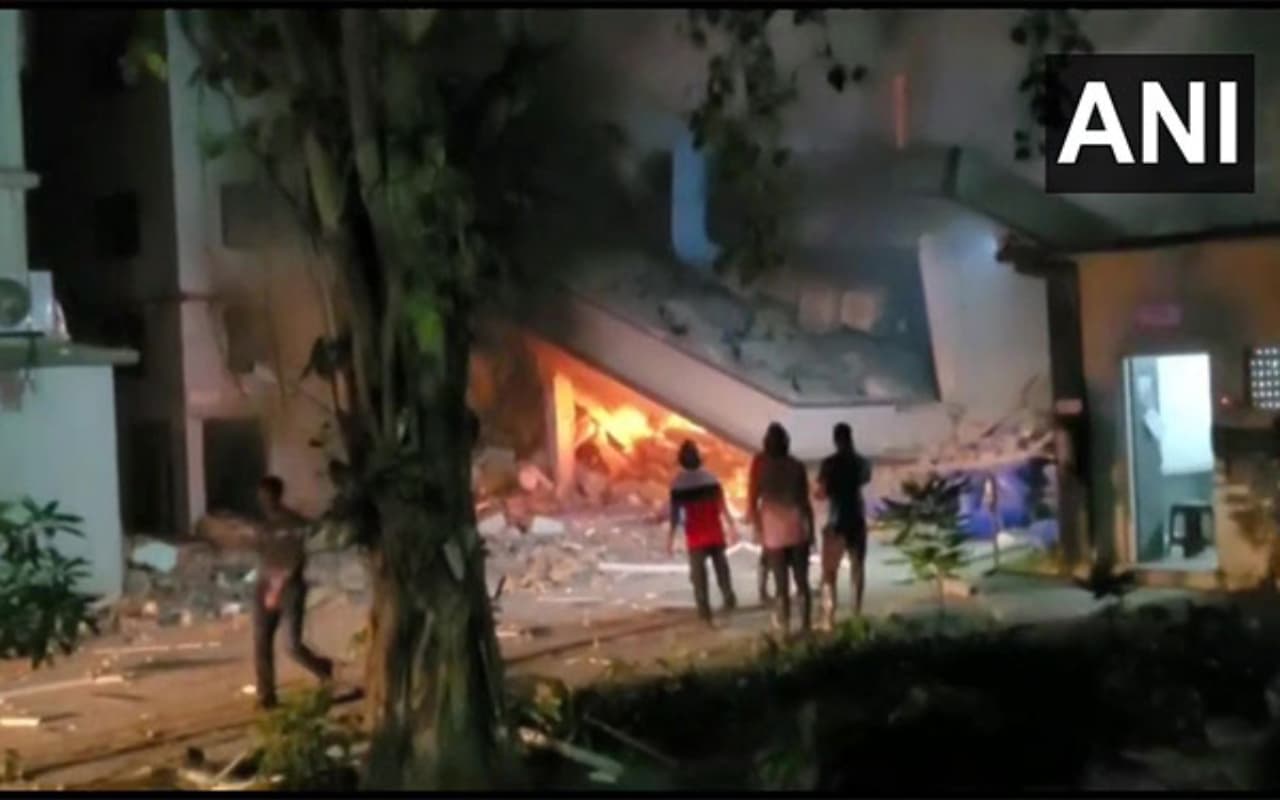 Gujarat: वलसाड की फार्मा कंपनी में जबरदस्त धमाके की वजह से लगी आग, 2 की मौत, 2 घायल