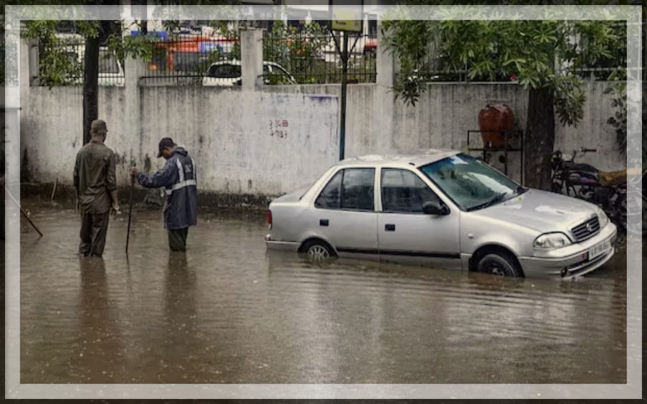 गुजरात और उत्तराखंड में भारी बारिश से बाढ़, लैंडस्लाइड, बद्रीनाथ नेशनल हाईवे बंद