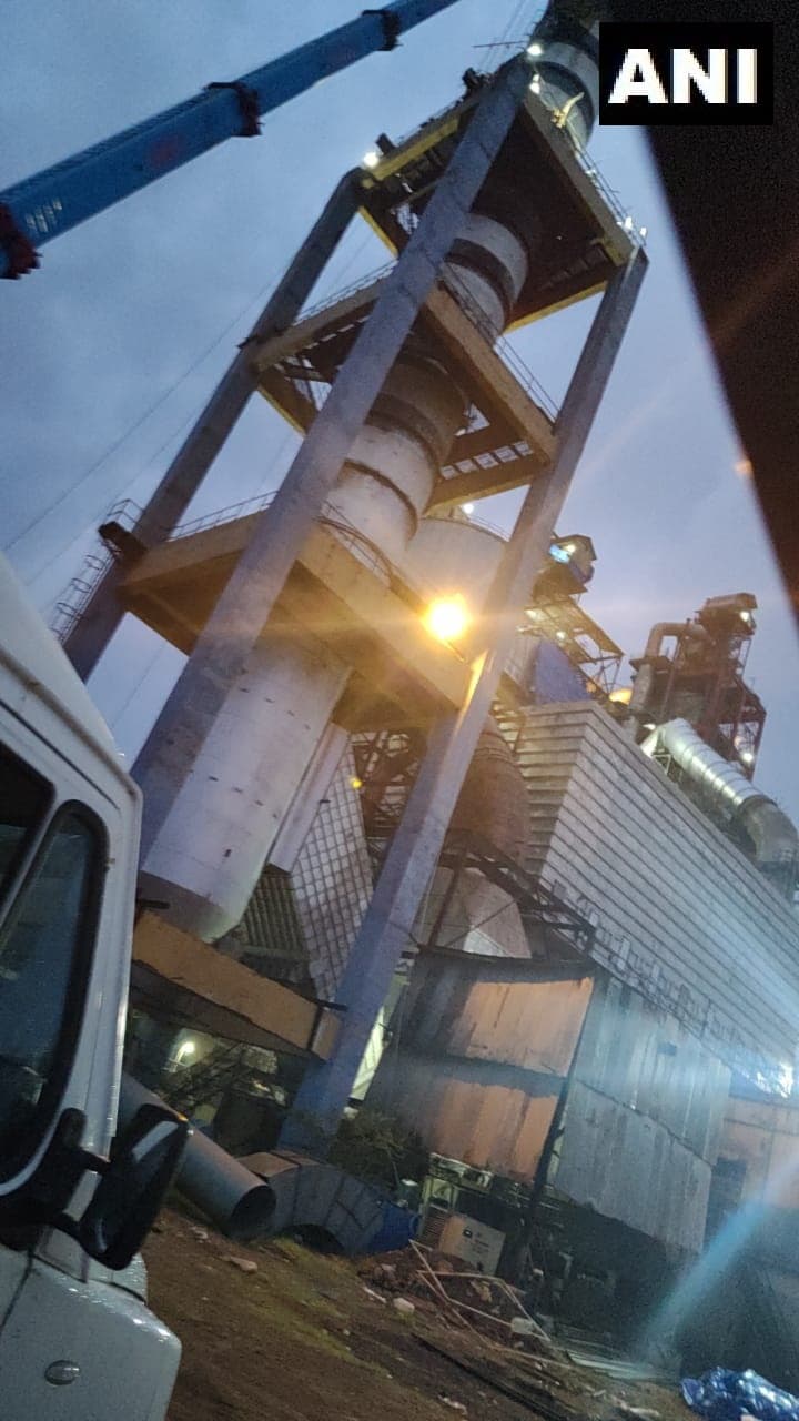 गुजरात के पोरबंदर में सीमेंट फैक्ट्री के चार मजदूर चिमनी में गिरे, फायर ब्रिगेड की टीम पहुंची