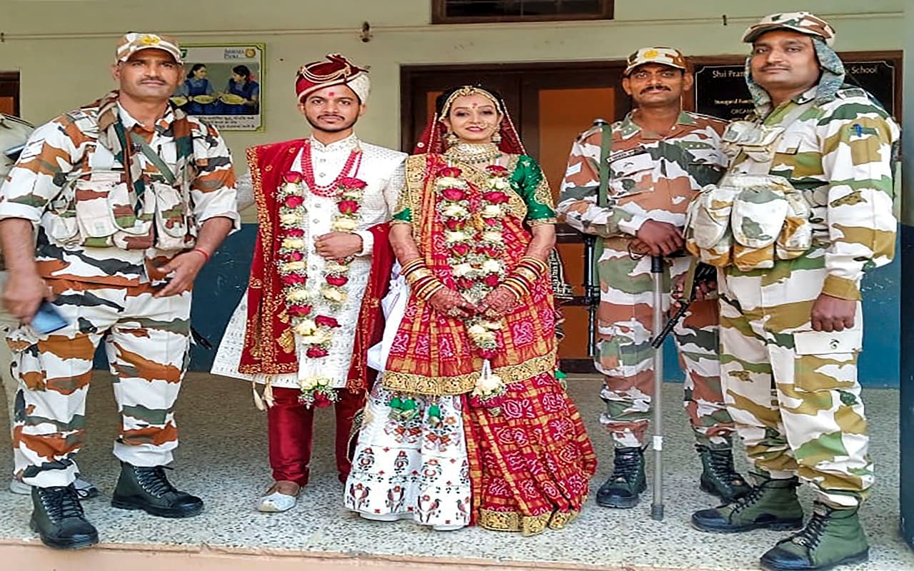 गुजरात चुनाव में अजब-गजब के रंग, मतदान के लिए टाल दी शादी, तो 60 वोटर वाली फैमली ने एकसाथ डाला वोट गुजरात चुनाव में अजब-गजब के रंग, मतदान के लिए टाल दी शादी, तो 60 वोटर वाली फैमली ने एकसाथ डाला वोट