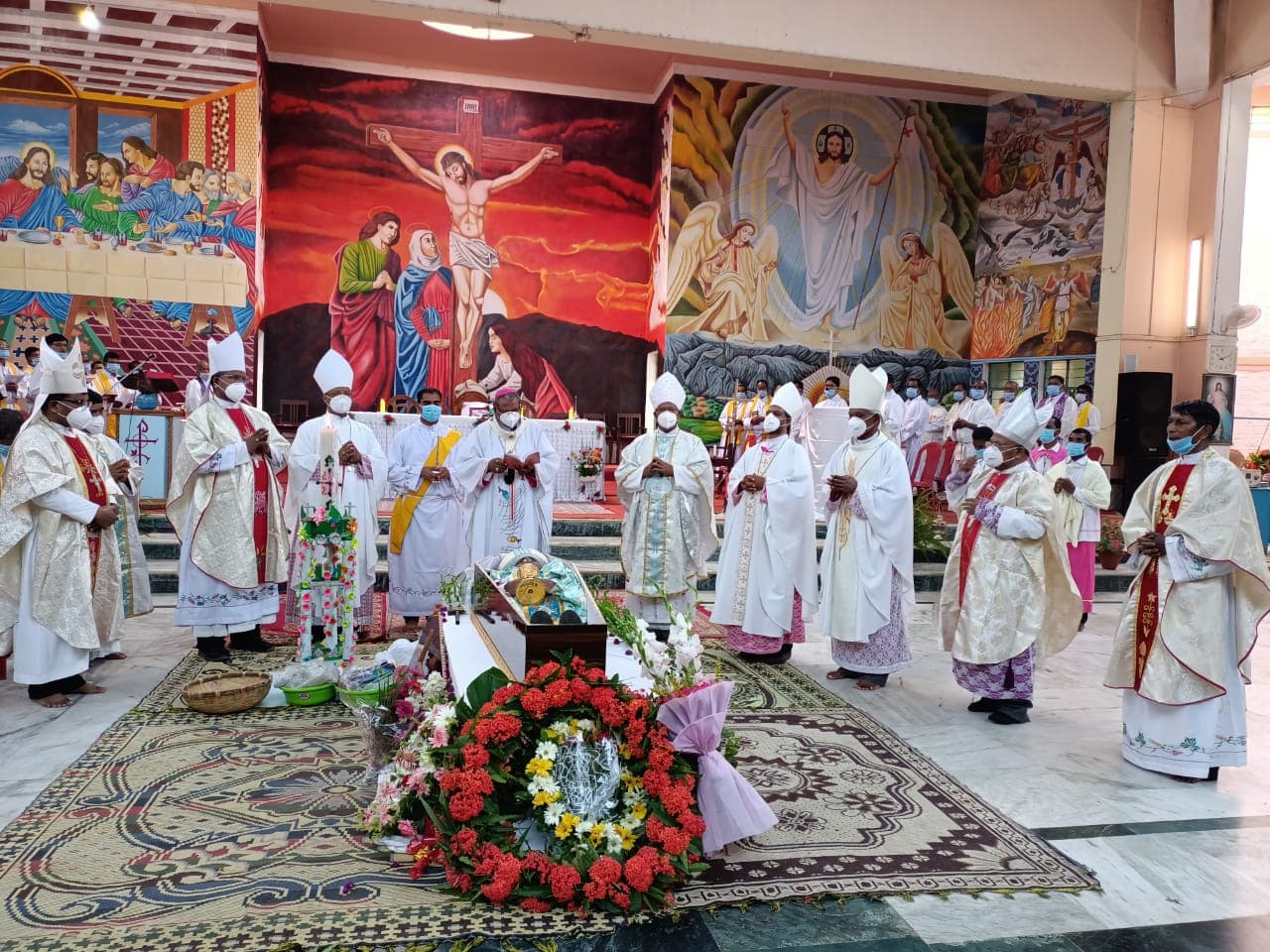 गुमला धर्मप्रांत के धर्माध्यक्ष बिशप पॉल लकड़ा को नम आंखों से दी गयी विदाई, महागिरजाघर के अंदर दफनाये गये शव