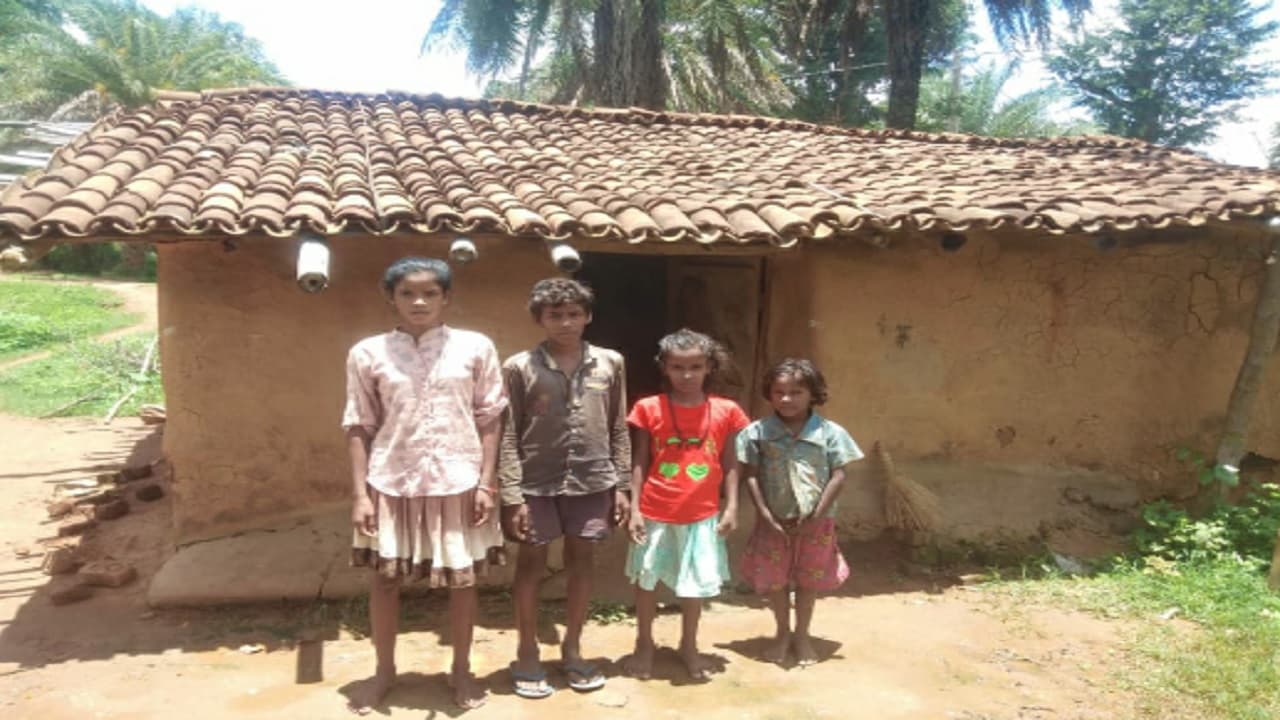 माता पिता की हुई मौत तो गुमला के इन 4 बच्चों पर मंडराया रोजी-रोटी का संकट, प्रशासन से लगायी मदद की गुहार