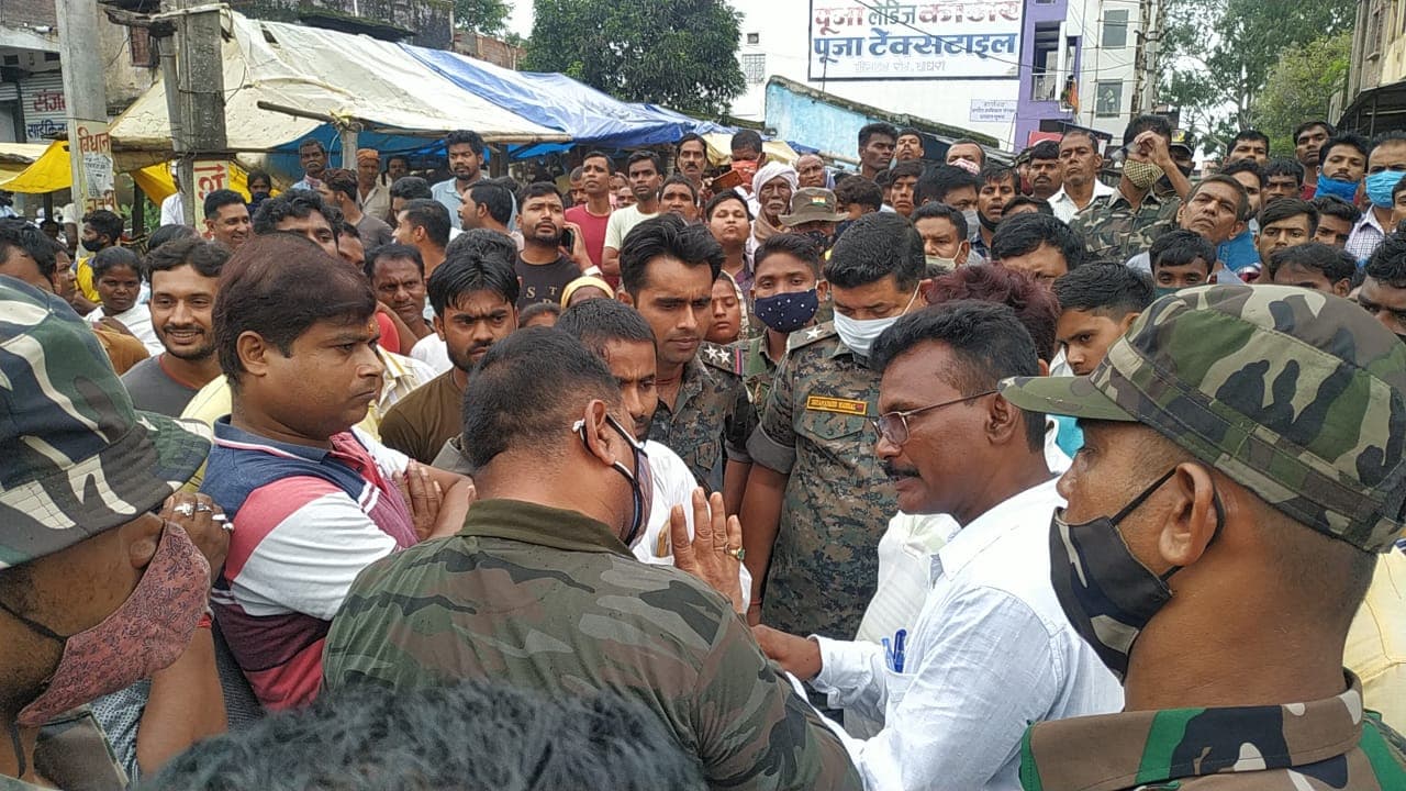 बाजार की जमीन पर अतिक्रमण का ग्रामीणों ने किया विरोध, गुमला- लोहरदगा और रांची- नेतरहाट मार्ग घंटों रहा जाम