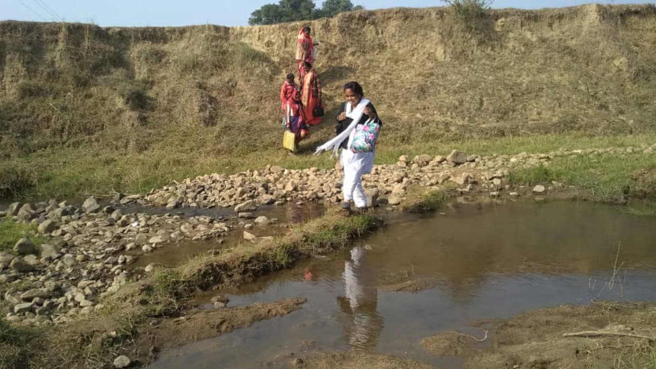 दुर्गम रास्तों को पार कर गांवों में पहुंच रही वैक्सीनेशन टीम, फिर भी टीका लेने में पीछे है गुमला