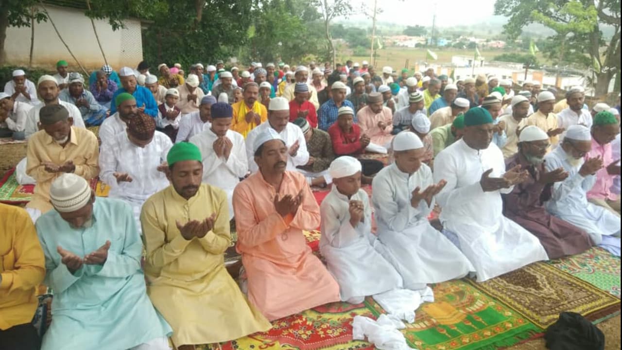 Jharkhand News: अकीदत और सादगी से मना कुर्बानी का पर्व बकरीद, अमन-चैन की मांगी गयी दुआ