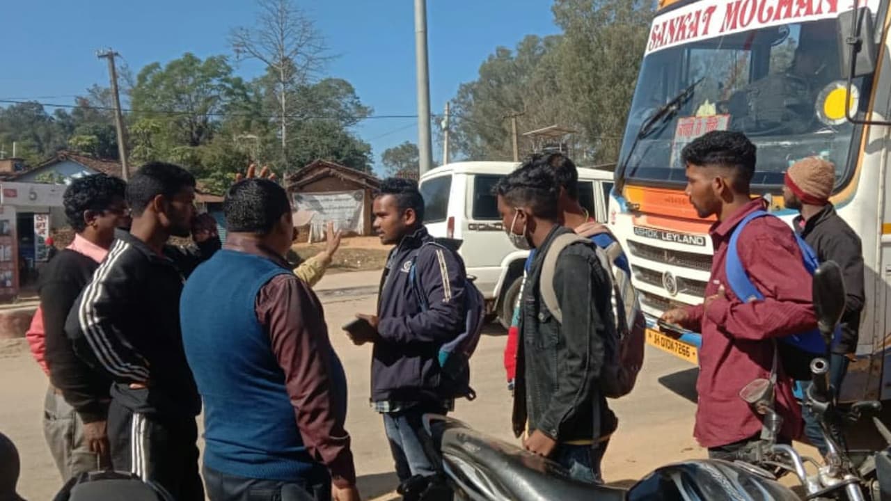 Coronavirus Update News : गुमला में बिना मास्क पहने घूमते दिखे लोग, कोविड गाइडलाइन का नहीं हो रहा पालन Coronavirus Update News : गुमला में बिना मास्क पहने घूमते दिखे लोग, कोविड गाइडलाइन का नहीं हो रहा पालन