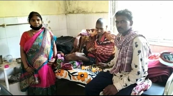आयुष्मान कार्ड है, फिर भी उधार लेकर कैंसर पीड़ित बेटे का इलाज कराने पर मजबूर है किसान पिता, लगाई मदद की गुहार